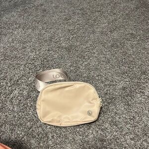 New belt bag. Beige. Super cute goes with everything. It hasn’t been used.